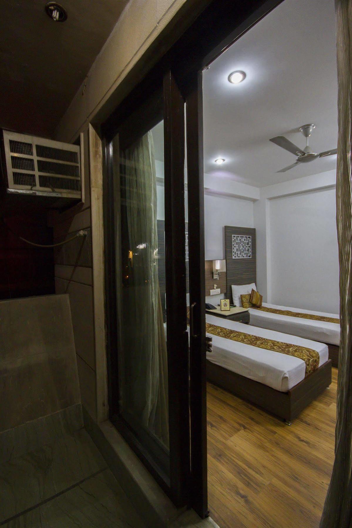 Hotel Sunstar Heights Dillí Exteriér fotografie